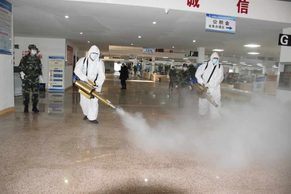 志愿者们在玉溪市人民政府政务服务中心大厅开展环境卫生消杀。 志愿者们在玉溪市人民政府政务服务中心大厅开展环境卫生消杀。