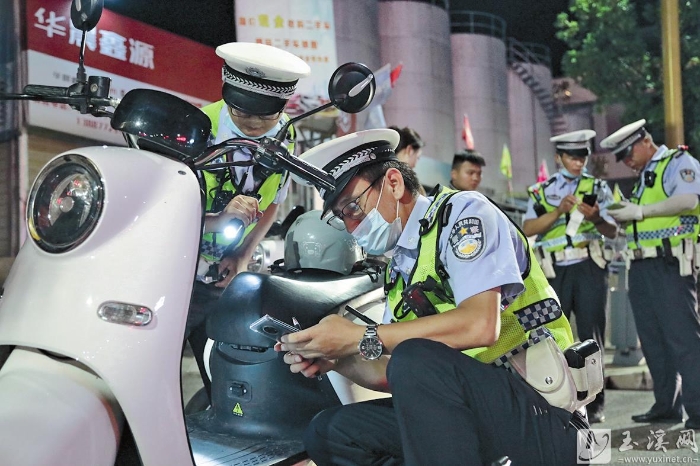 认真比对,严查各类交通违法行为。 认真比对,严查各类交通违法行为。