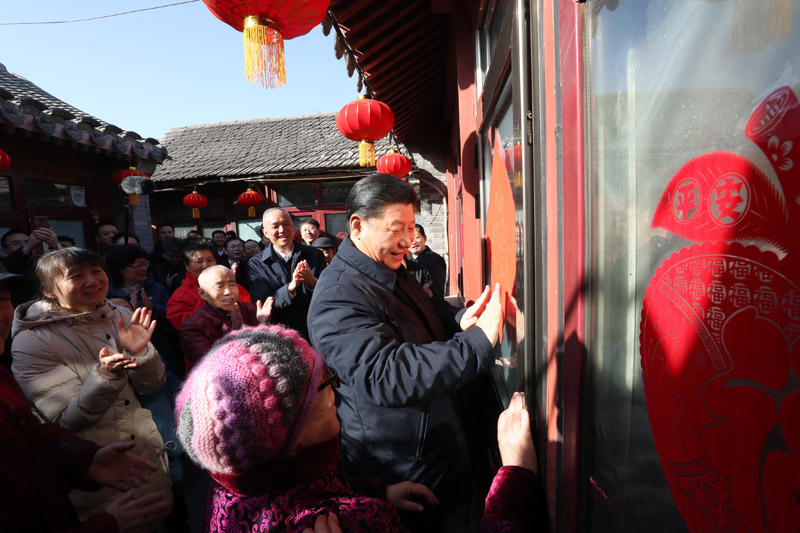 2019年2月1日,习近平总书记在北京前门东区草厂四条胡同32号院,高兴地拿起一幅“福”字,亲自贴到门上,给这里的老街坊们拜年。