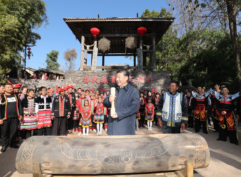 2020年1月19日下午,习近平总书记在云南省腾冲市清水乡三家村中寨司莫拉佤族村广场上,敲响三声佤族木鼓,祝福来年风调雨顺、国泰民安。