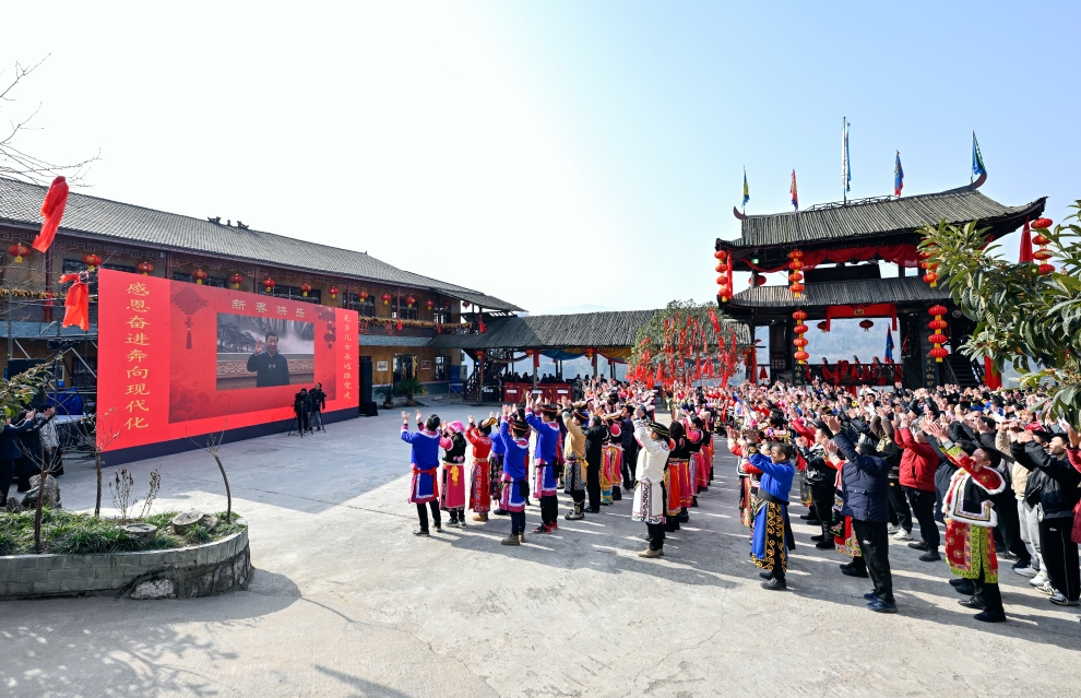 2023年1月18日,习近平总书记通过视频连线,同四川省绵阳市北川羌族自治县石椅村的乡亲们和游客亲切交流。