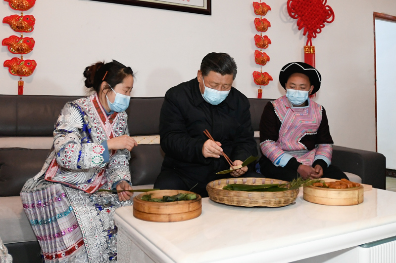 2021年2月3日下午,习近平总书记在贵州省毕节市黔西县新仁苗族乡化屋村苗族村民赵玉学家,同赵玉学一家边聊家常边制作当地传统节日食品黄粑。