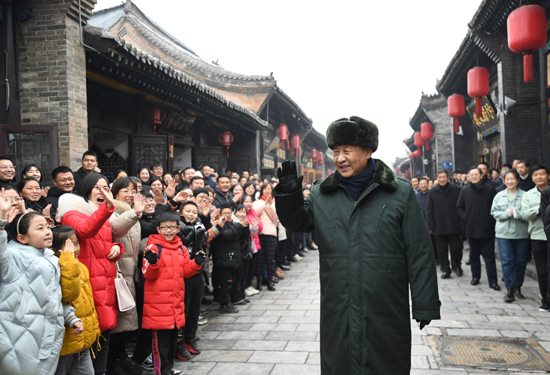 2022年1月27日上午,习近平总书记到山西省平遥古城向现场群众挥手致意,给大家拜年。