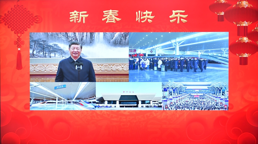 2023年1月18日,习近平总书记通过视频连线,同河南省郑州东站铁路客运干部职工和旅客亲切交流。