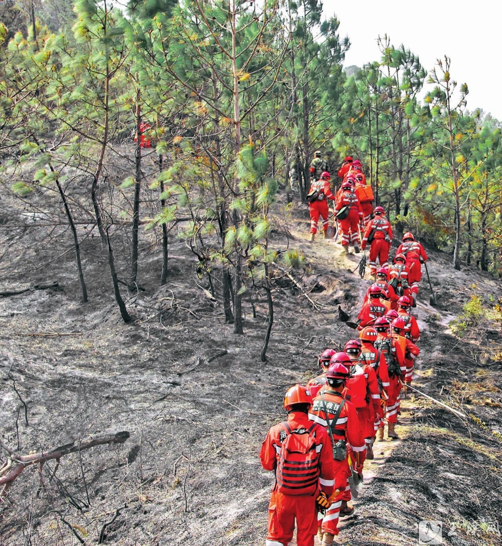 武警官兵翻山越岭巡山巡检。