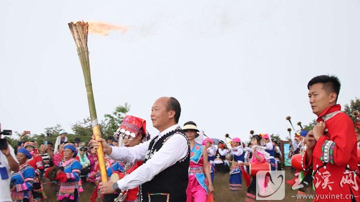 2023年新平彝族火把节点燃“第一把火”7.JPG