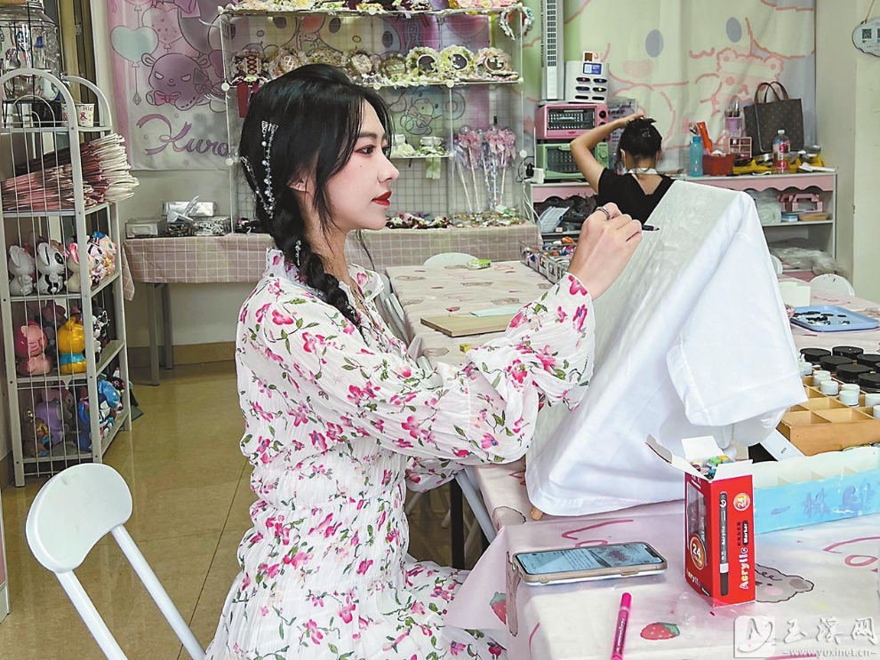 林慧在探店时体验手工画。