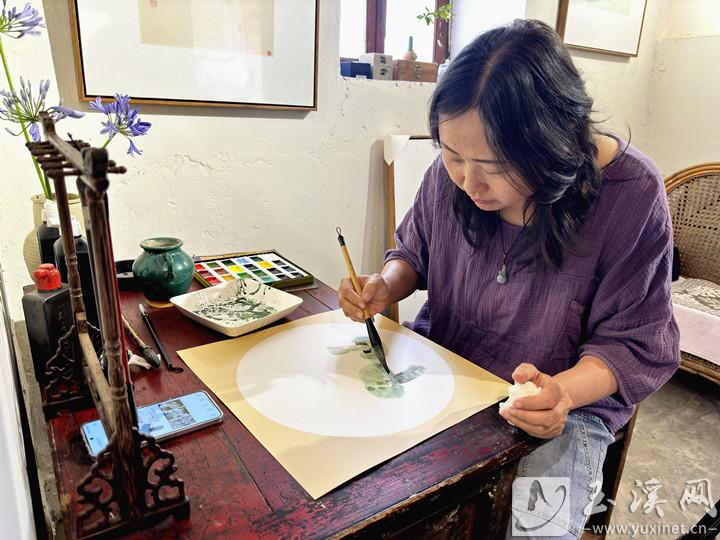 王晓梅在燕来轩绘画。