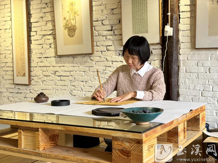 在燕来轩进行书法创作的文虹。