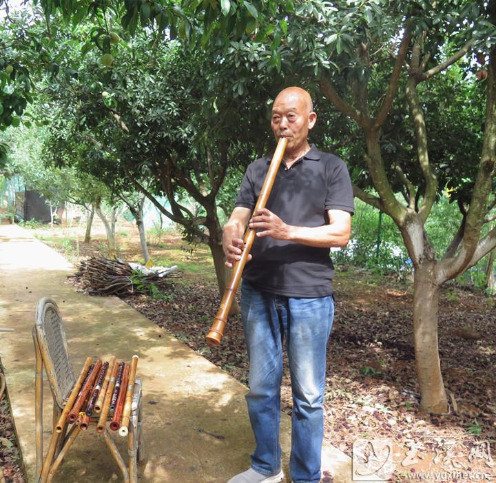 72岁的景明在右所台山吹自己心仪的洞箫。