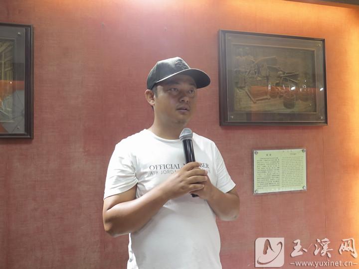 罗锐承在陈氏浮雕文化会馆直播。
