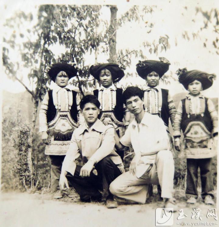 20世纪80年代初，张玉祥（前排右一）采访新平民间艺人后与他们一起合影。（张玉祥供图）