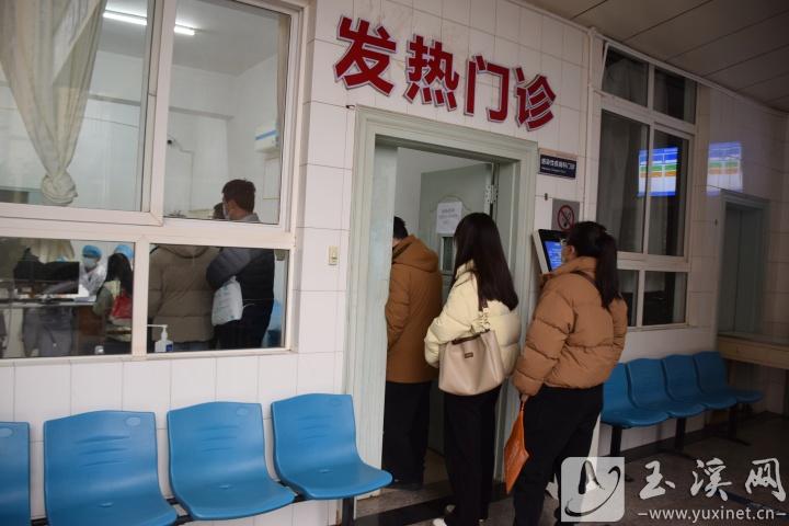 排队等待就诊的市民。