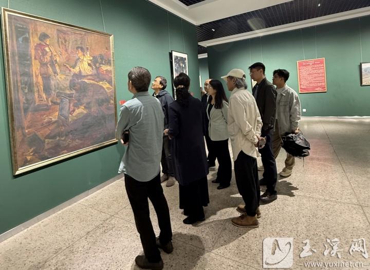 展览现场，侯一民油画作品《地下工作者》引来观众品评、欣赏。