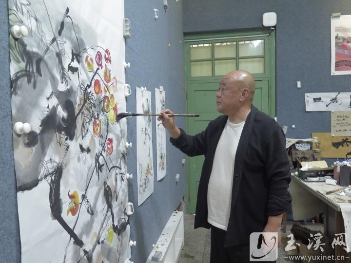 张汉东在画石榴。