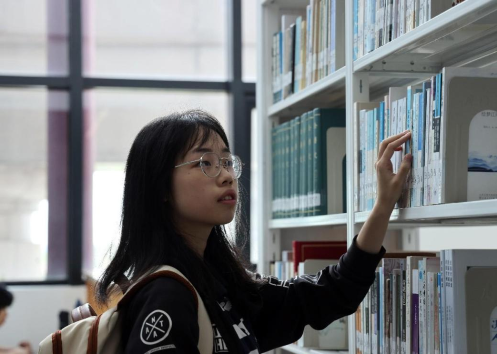 一名学生在图书馆查阅书籍。（人民日报记者 管克江 摄）