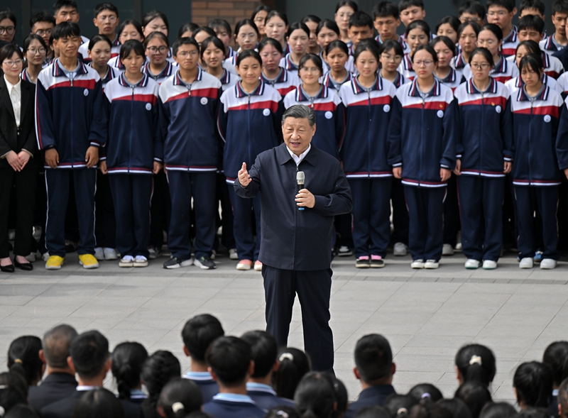 2024年6月18日，习近平总书记在青海果洛西宁民族中学考察时，同师生们亲切交流。