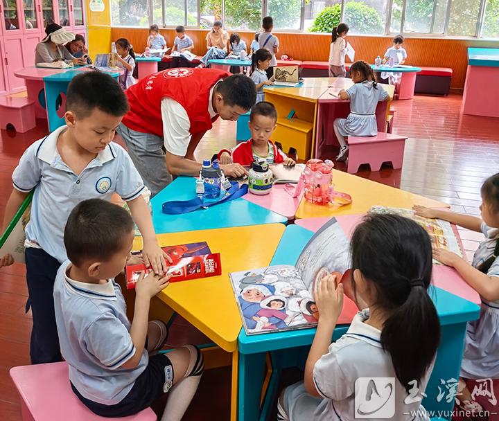 玉溪市图书馆内，孩子们围坐在一起探索书中的奇妙世界。