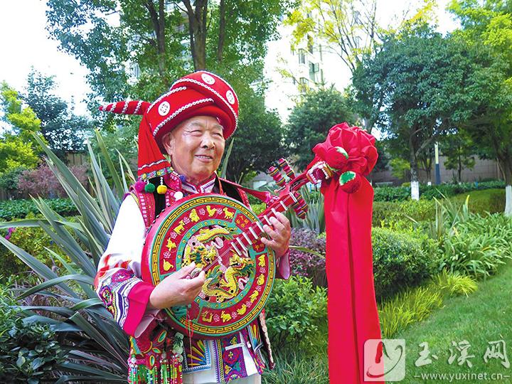 赵理邦在弹四弦。