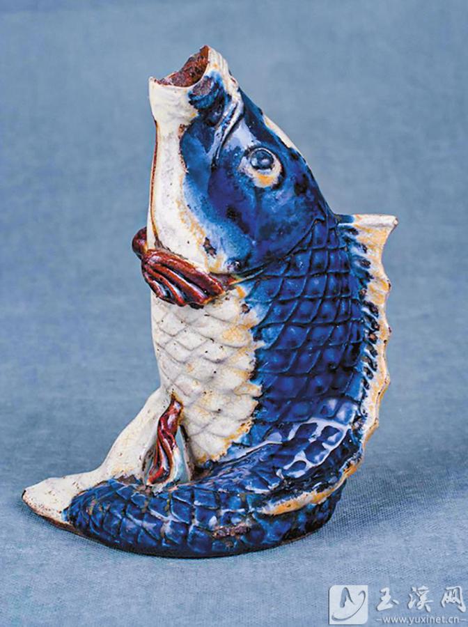 蓝釉鱼瓶（清代）。