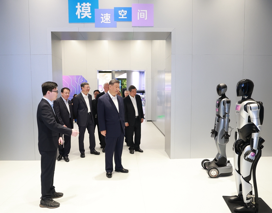 2025年4月29日,习近平总书记在上海“模速空间”大模型创新生态社区,听取相关技术研发和企业生产经营介绍。