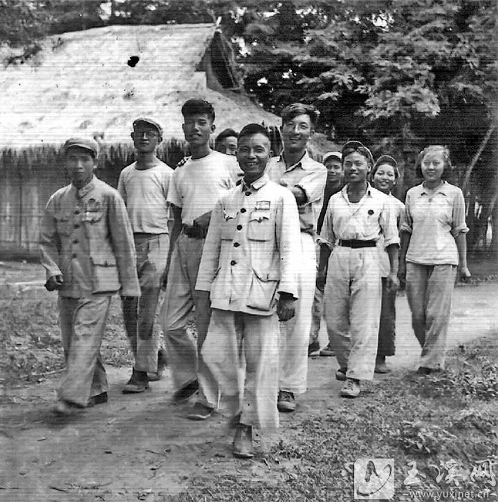 在西双版纳与当地群众打成一片的范嘉乐（前排右一）。（资料图）