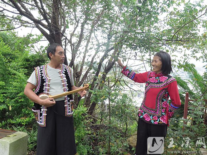 县级非遗传承人李发梅（右）和李应武（左）在对唱阿乖啰。