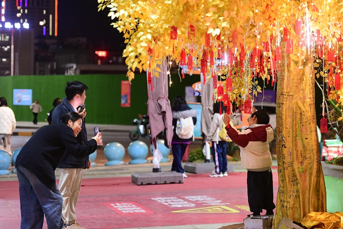 玉溪红装裹街巷 烟火年味扑面来