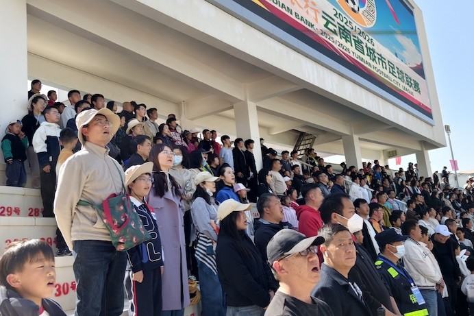 爱心托管班公益方阵现场助威滇超联赛
