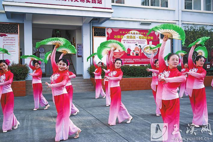 文化中国行丨双节同庆情意浓 邻里和谐一家亲