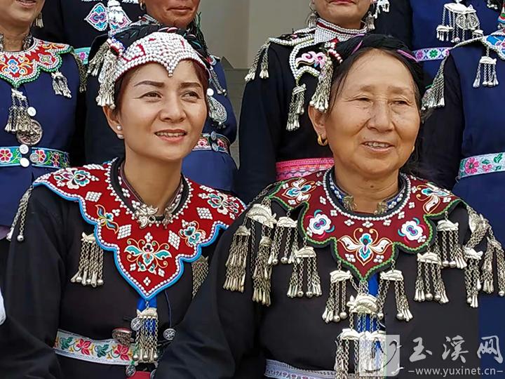 莫郎彝族妇女的服饰。
