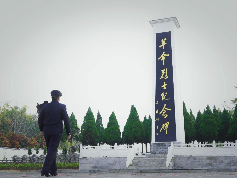 致敬英雄，哥哥失约后妹妹替他走了19年……