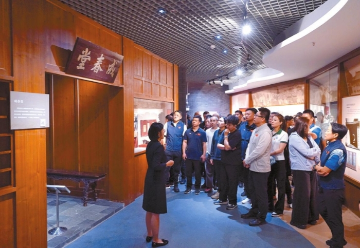 全国拳击锦标赛代表在玉溪开展爱国主义教育实践活动