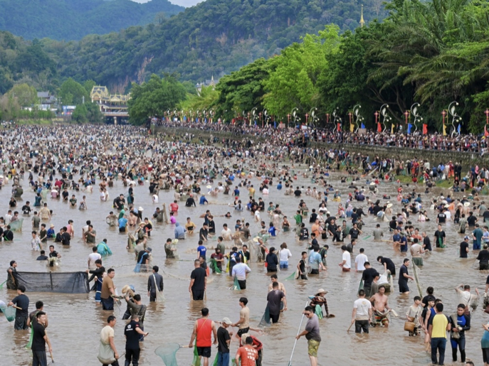 第二十届孟连娜允神鱼节启幕 万人捉鱼点燃边城文旅热度