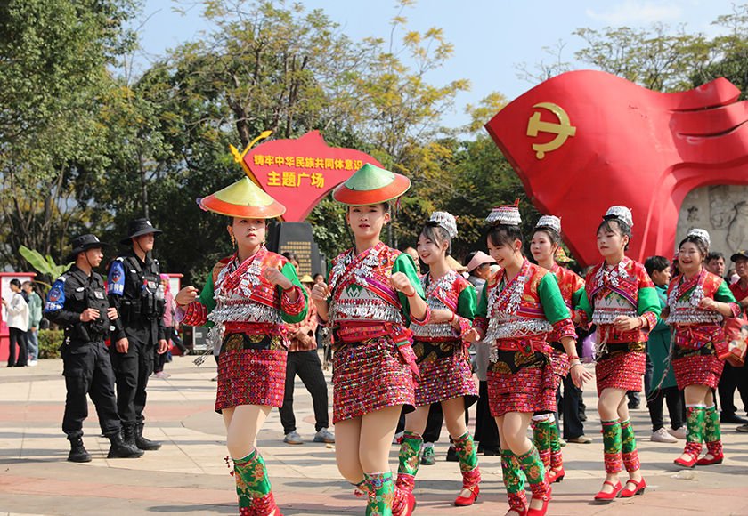 守护民族风情 浇灌平安之花 ——新平警方护航“五一”文旅活动