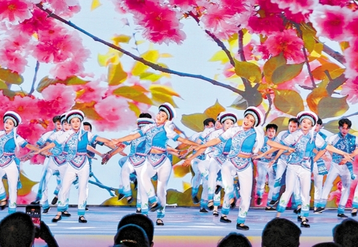 文化中国行丨“遇见云南·相聚玉溪”夜间民族特色广场舞精彩上演 聂耳广场舞韵飞扬