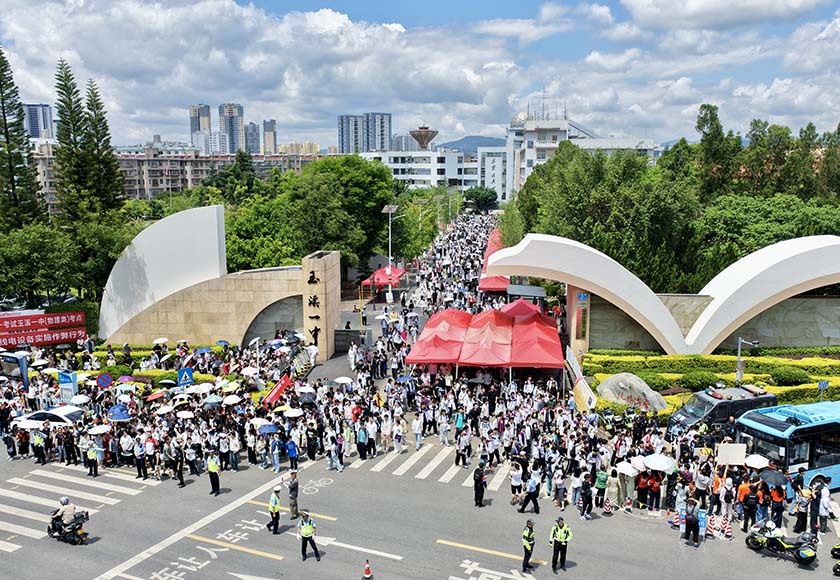 聚焦高考｜高考首日各考点秩序井然