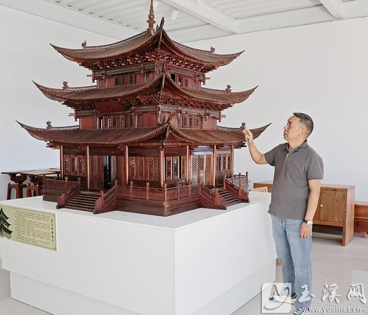 钱正伟介绍聚奎阁微缩模型的工艺特色。