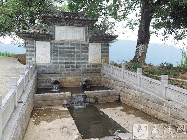 村中古泉的“双龙吐水”景观。