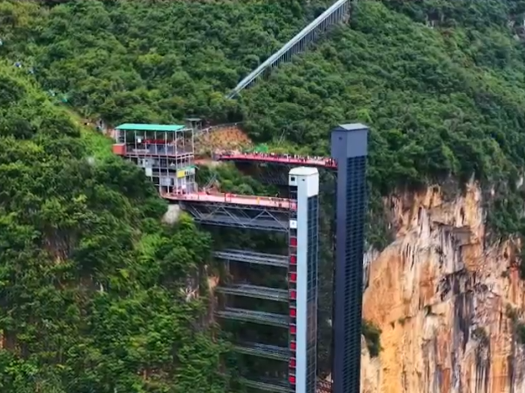 海外网友热议云南山里娃的“空中校车”：感动、惊奇、赞叹