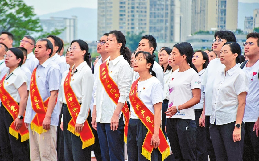 庆祝中国医师节暨“同升国旗·同唱国歌”活动举行