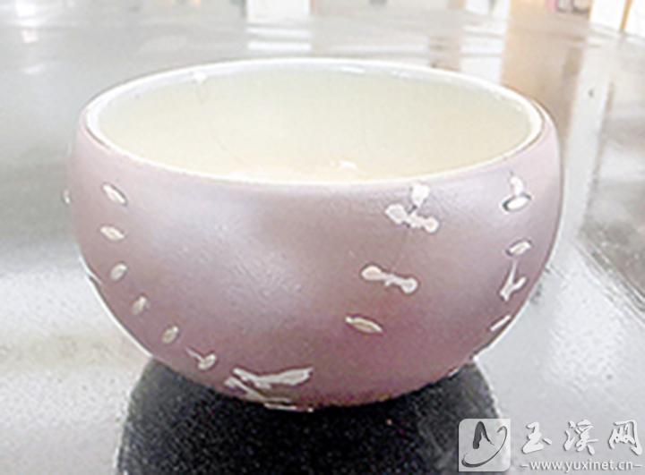 锔补后的紫陶茶钵，锔钉和原有刻绘纹样相得益彰。
