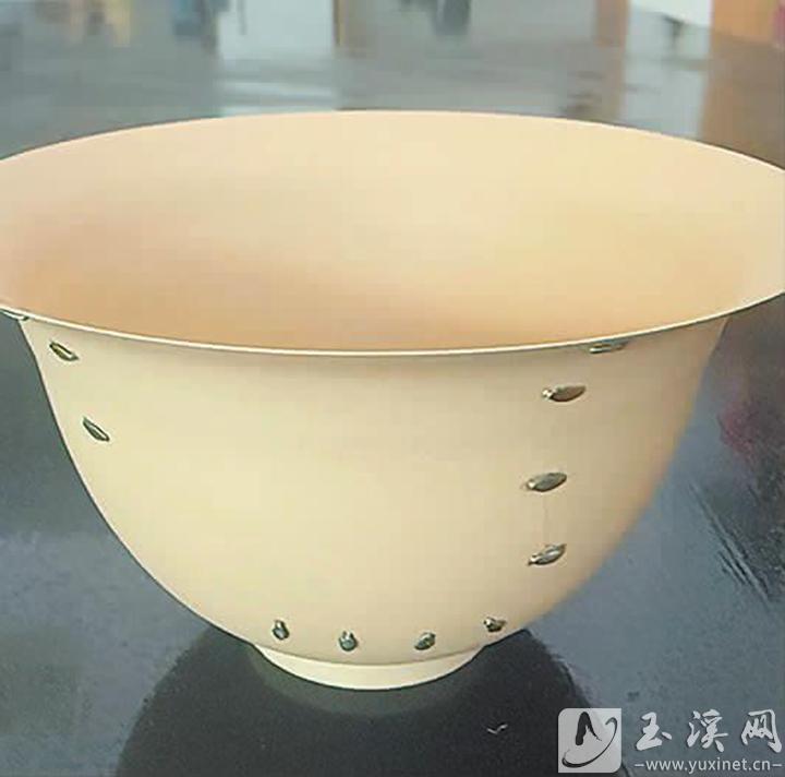 修复后的薄胎陶碗，锔钉牢牢固接轻薄器身。