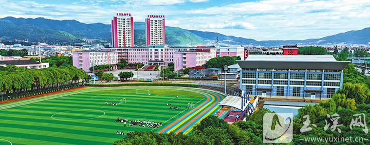 俯瞰玉溪技师学院、玉溪职业技术学院九龙校区。近年来，玉溪市职业教育产教融合发展提速，在全省率先实施县级中职学校提级管理，组建两大职教集团，建成5个市域产教联合体、17个行业共同体、28个产业学院、138个实训基地。记者 沈阳 摄