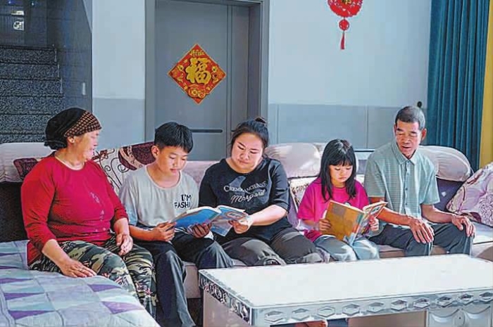 乡村振兴｜易地搬迁铺就安居富民路 新平县丕且莫村民过上幸福新生活