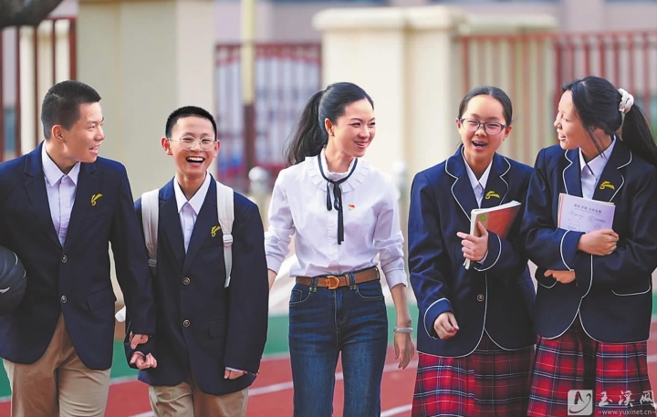 陈鸿雁和学生在一起。 图片由受访者本人提供