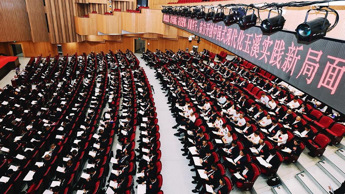 掌声里的五年与未来——市第七次党代会开幕侧记