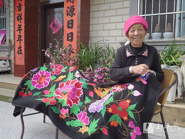 李莲英向记者展示刺绣作品。