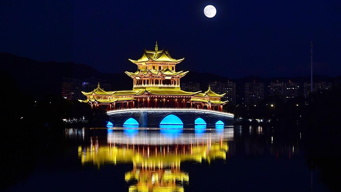 皓月当空 情满佳节