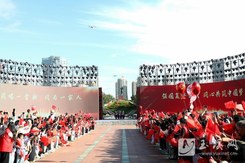 全场人员迎国旗